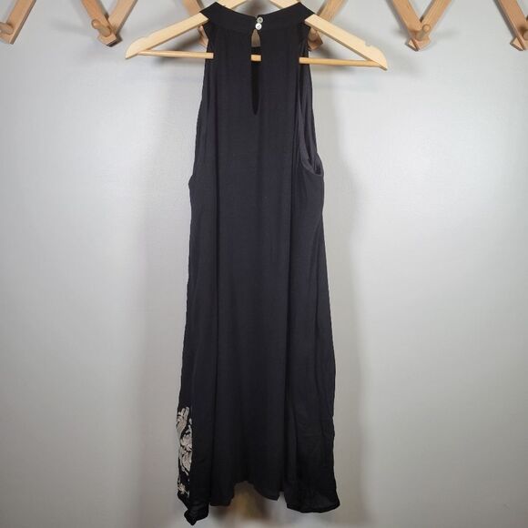 Entro Embroidered Key Hole Dress - Picture 7 of 10